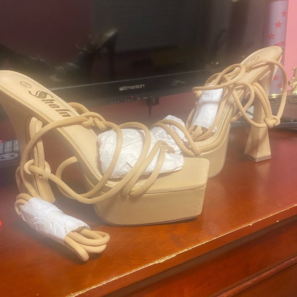 Tie up sandals - Picture 2 of 4